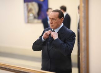 Berlusconi torna all'attacco durante la campagna elettorale in Lombardia, sostiene di meritare il ruolo istituzionale non concesso dal governo Meloni.