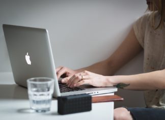 Stop ai cellulari in classe: la circolare di Valditara e le eccezioni previste