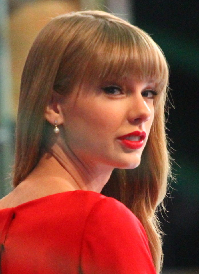 Taylor Swift debutta alla regia: la cantautrice già regista di All Too Well ha scritto la sceneggiatura originale di un film per Searchlight Picture.