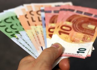 Il Consiglio europeo stabilisce il tetto del contante a 10 mila euro in tutti i paesi dell'Unione Europea: è una misura anti-terrorismo.