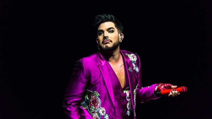 Adam Lambert afferma che la ABC ha minacciato una causa contro di lui dopo il bacio con il tastierista sul palco degli AMAs nel 2009.