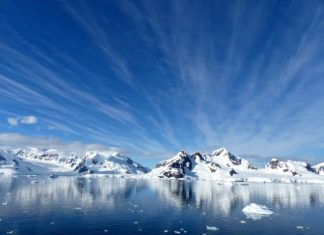 La rompighiaccio italiana "Laura Bassi" tocca il punto più a sud mai raggiunto da una nave: è record in Antartide.