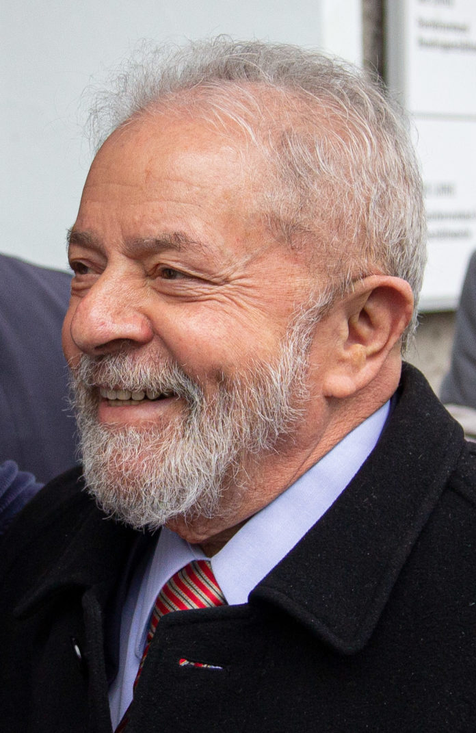 Lula è il nuovo presidente del Brasile e inizia il mandato cambiando subito rotta rispetto al suo predecessore Bolsonaro. Ecco i primi decreti.