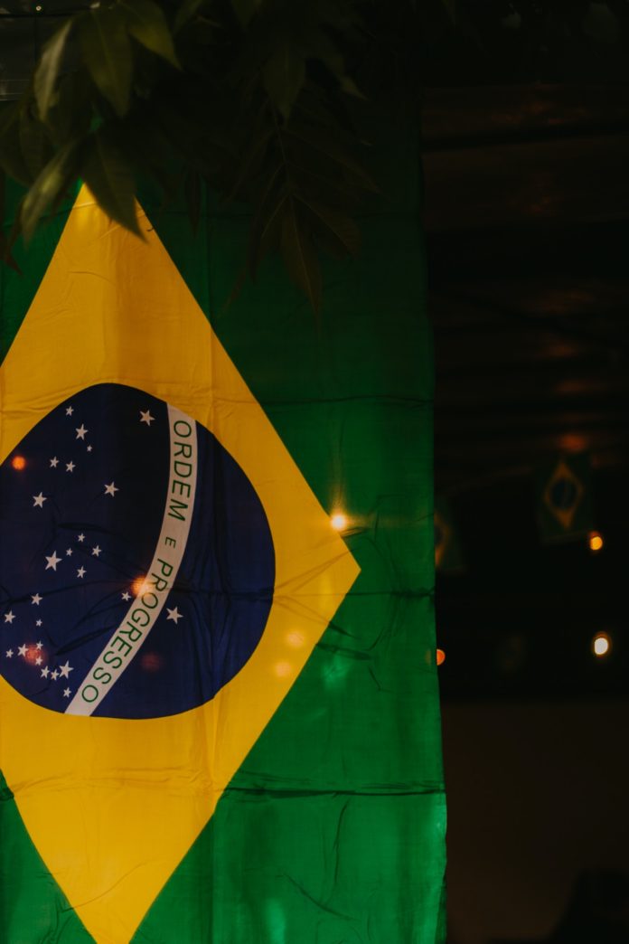 I sostenitori dell'ex presidente Bolsonaro assaltano e vandalizzano le sedi del potere in Brasile. Lula condanna l'attacco e annuncia provvedimenti.