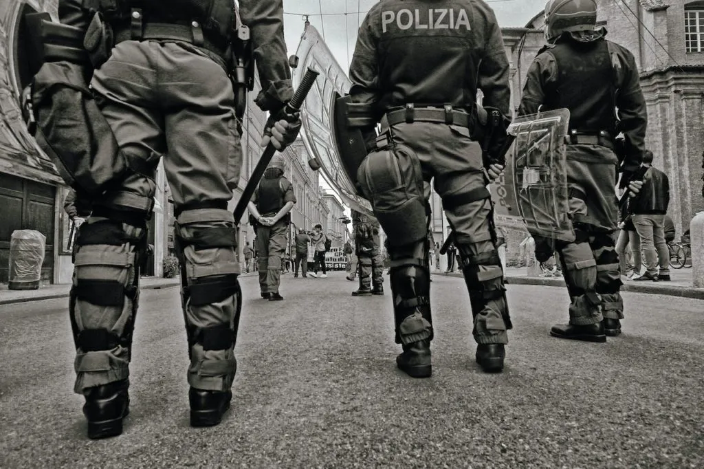Caso Cospito: anarchici in piazza a Roma, scontri con la polizia