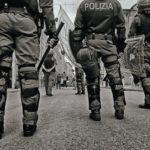 Gli anarchici scendono in piazza a Roma per sostenere Alfredo Cospito, in sciopero della fame contro il 41 bis. Violenti scontri con la polizia.