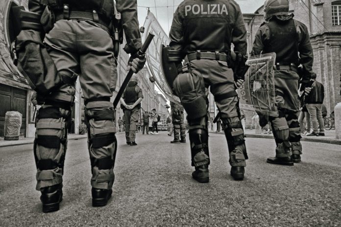 Gli anarchici scendono in piazza a Roma per sostenere Alfredo Cospito, in sciopero della fame contro il 41 bis. Violenti scontri con la polizia.