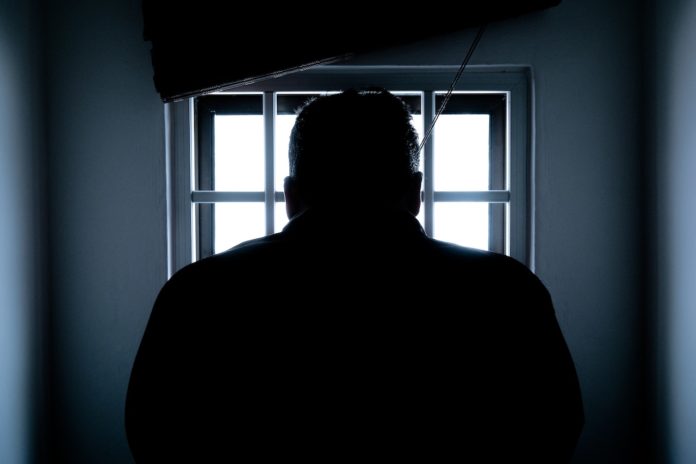 Lo sciopero della fame di Alfredo Cospito ha destato gli anarchici. In carcere da più di 10 anni, ne ripercorriamo filosofia e reati.