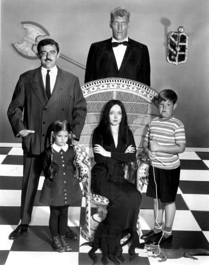 Lisa Loring è stata la prima interprete di Mercoledì Addams nella serie televisiva degli anni '60. A lei si ispira l'iconico ballo diventato virale.