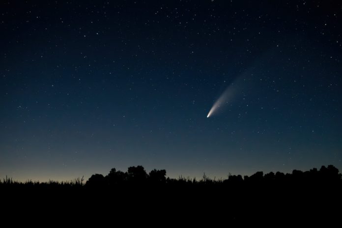 Tra gennaio e febbraio 2023 la Cometa di Neanderthal torna ad avvicinarsi alla Terra, accade una volta ogni 50 mila anni. Ecco quando e come vederla.