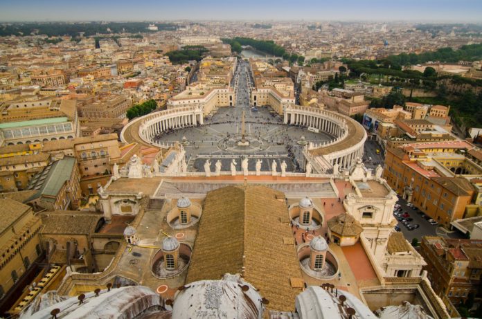 Nell'anno del 40° anniversario della scomparsa di Emanuela Orlandi, il Vaticano riapre il caso e avvia nuove indagini.