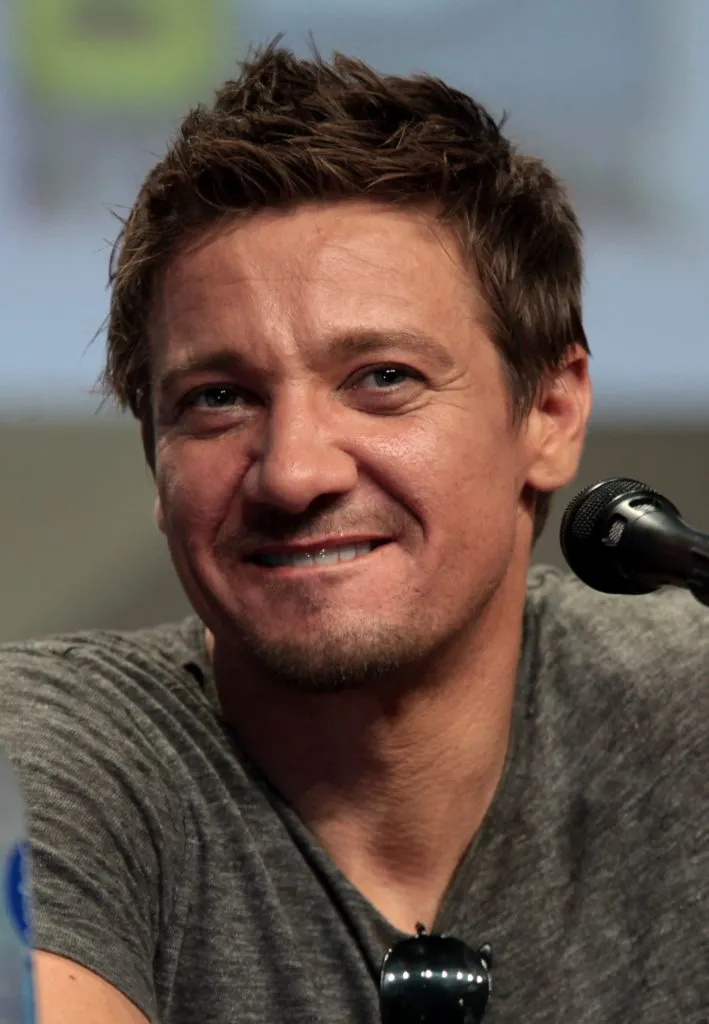 Jeremy Renner, cosa è successo: dall’incidente al selfie in ospedale