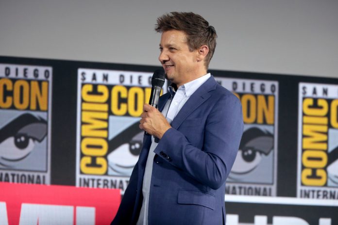 La telefonata al 911 per soccorrere Jeremy Renner in seguito ad un terribile incidente rivelano dettagli sulle dinamiche e le ferite riportate dall'attore.
