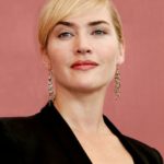 Kate Winslet ha messo in pausa l'intervista di "Avatar: La via dell'acqua" per incoraggiare una giovane giornalista alle prese con la sua prima intervista.