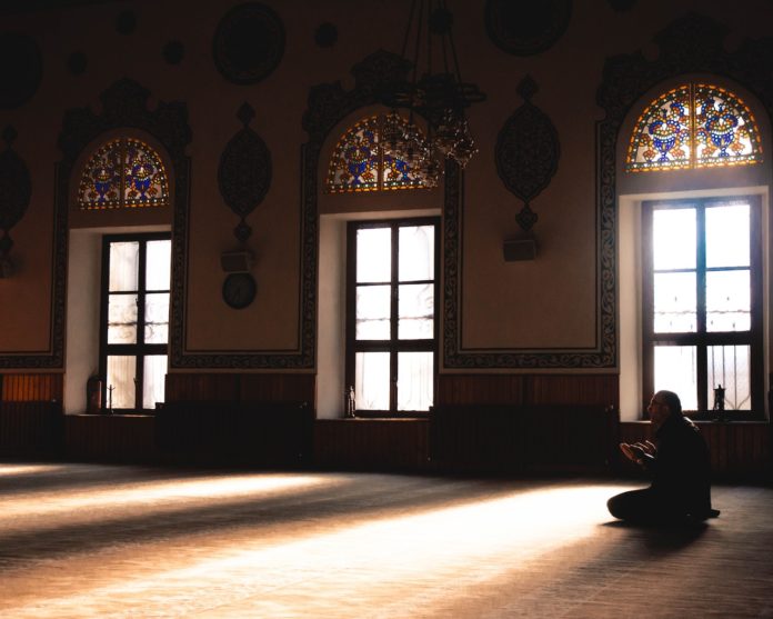 Esplosione in una moschea di Peshawar, Pakistan, durante la preghiera: il bilancio provvisorio è di 32 vittime e circa 150 feriti di cui alcuni gravi.
