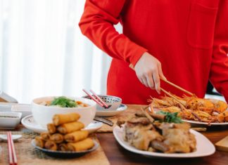 Durante il Capodanno Cinese il cenone della vigilia è tra le usanze più importanti e va preparato seguendo la tradizione: ecco i piatti tipici portafortuna.