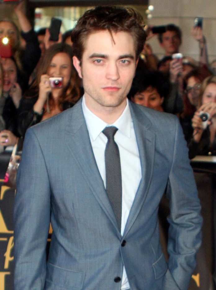 Robert Pattinson critica gli standard di bellezza a Hollywood e la pressione esercitata sul set affinché gli attori mantengano sempre un certo fisico.