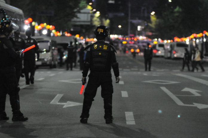 Alfredo Cospito, in sciopero della fame contro il 41 bis, è stato ricoverato in ospedale per precauzione. In strada scontri tra polizia e anarchici.