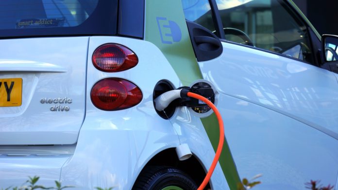 L'UE fissa l'obiettivo di azzerare le emissioni: stop alla produzione di veicoli a benzina e diesel, ok alla sostituzione completa con veicoli elettrici.