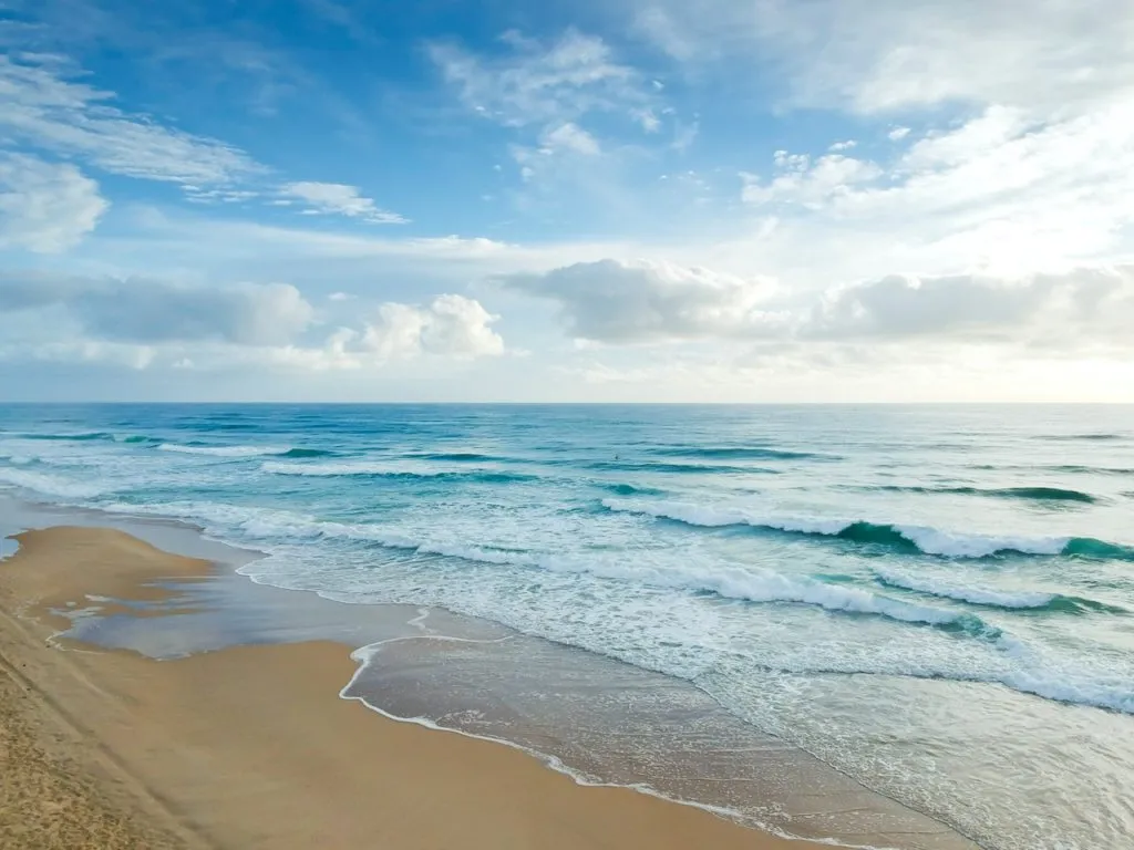 Giappone: misteriosa sfera metallica compare sulla spiaggia