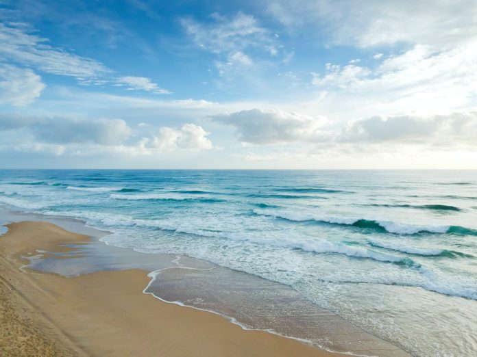 Su una spiaggia in Giappone è comparsa una misteriosa sfera metallica, iniziano le speculazioni online sulla natura dell'oggetto.