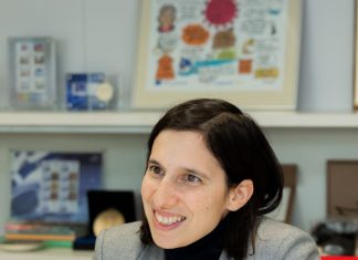 Elly Schlein vince le primarie del PD e diventa la nuova segretaria del partito. "Underdog" della sinistra, si dice pronta ad una dura opposizione.