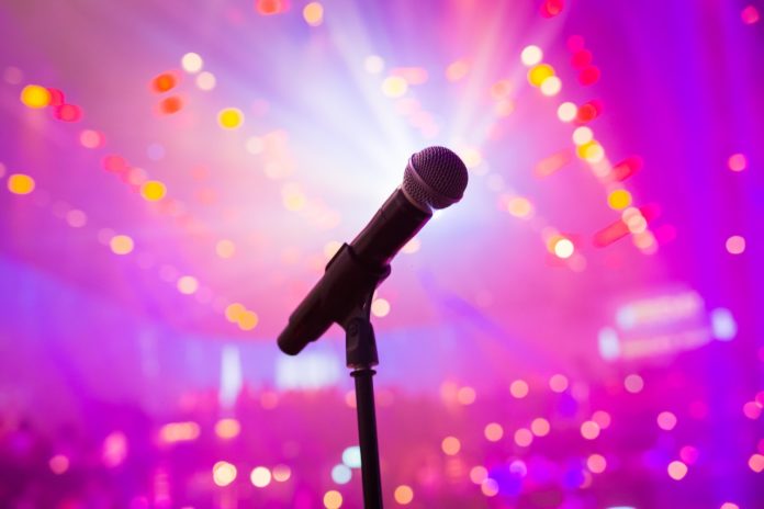 Gianluca Grignani approfitta dei problemi tecnici a Sanremo per esprimere solidarietà al giovane cantante Blanco.