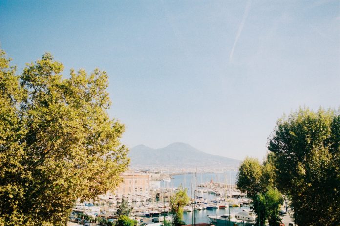 Gli attori della serie Mare Fuori saranno ospiti della quarta serata del Festival di Sanremo 2023 e canteranno la sigla, 'O Mar For, sul palco dell'Ariston.