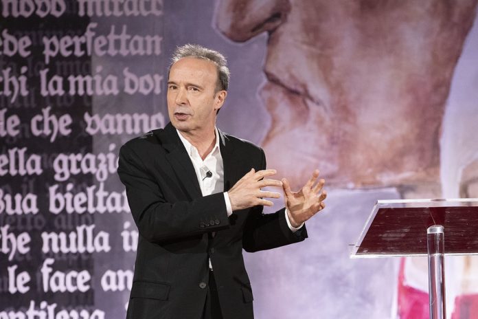 Il monologo di Roberto Benigni sulla Costituzione italiana commuove il Presidente della Repubblica Sergio Mattarella, per la prima volta a Sanremo.