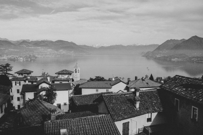 I Carabinieri di Stresa hanno liberato una ragazza sequestrata dal padre: non accettava la sua relazione. L'allarme lanciato dal fidanzato.