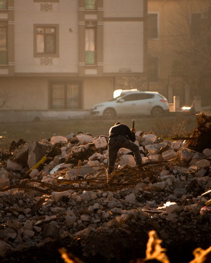 Il bilancio dei terremoti che hanno colpito Turchia e Siria diventa sempre più tragico: sono almeno 24mila le vittime e milioni gli sfollati.