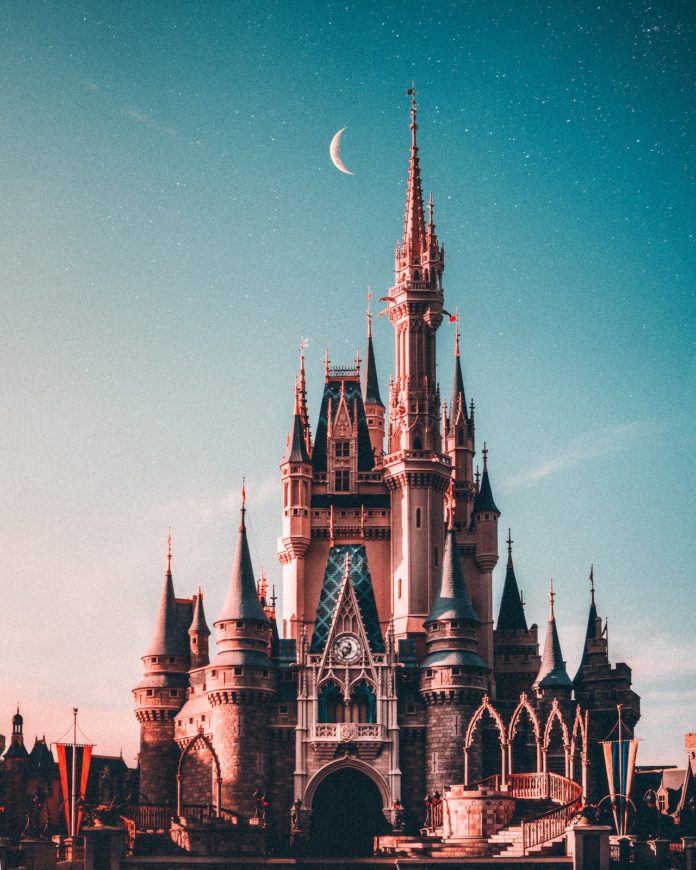 Il CEO della Disney annuncia che gli studios stanno lavorando ai sequel di tre grandi successi: in lavorazione “Toy Story 5”, “Frozen 3” e “Zootopia 2”.
