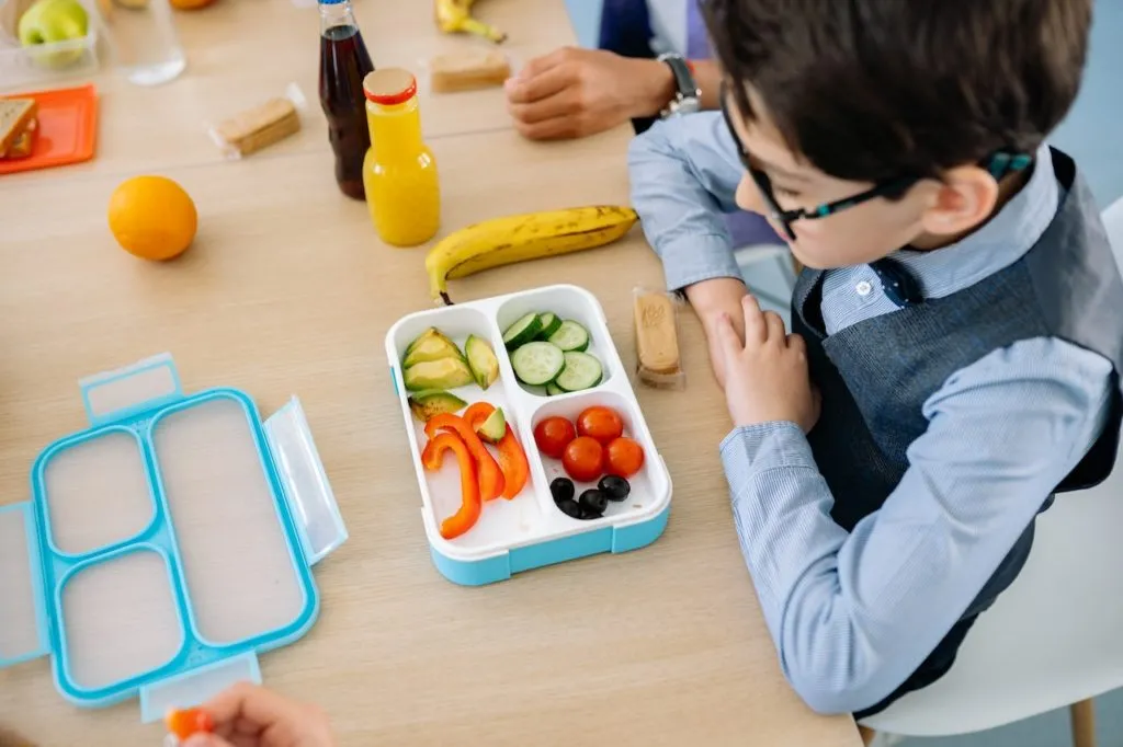 Controlli nelle mense scolastiche: cibi scaduti e muffa in cucina, 482 violazioni