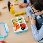Pessime condizioni igieniche, muffe, prodotti scaduti, mal conservati o senza indicazioni di provenienza: le mense scolastiche italiane ispezionate dai Nas.