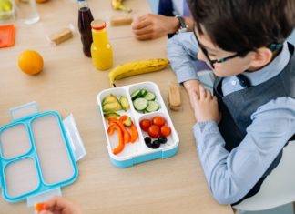 Pessime condizioni igieniche, muffe, prodotti scaduti, mal conservati o senza indicazioni di provenienza: le mense scolastiche italiane ispezionate dai Nas.