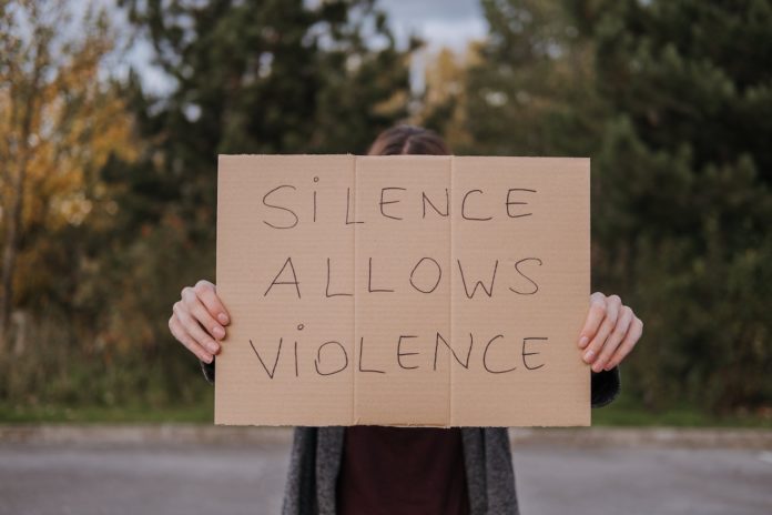 Migliaia di persone a Firenze per difendere i valori dell'antifascismo dopo il pestaggio fuori al liceo Michelangiolo e l'indifferenza del governo.