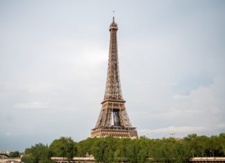 Macron si appella alla Costituzione per approvare la riforma delle pensioni senza il voto del Parlamento. Mozioni di sfiducia dalle opposizioni.