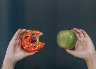 Il 15 marzo è la Giornata nazionale del Fiocchetto Lilla, dedicata ai Disturbi del Comportamento Alimentare. Quali sono i DCA e come riconoscerli.