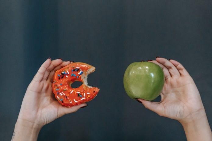 Il 15 marzo è la Giornata nazionale del Fiocchetto Lilla, dedicata ai Disturbi del Comportamento Alimentare. Quali sono i DCA e come riconoscerli.