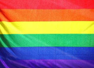 Il Governo ordina lo stop alla registrazione dei bambini nati in famiglie omogenitoriali: è la prima stretta sui diritti civili contro la comunità Lgbtq+.