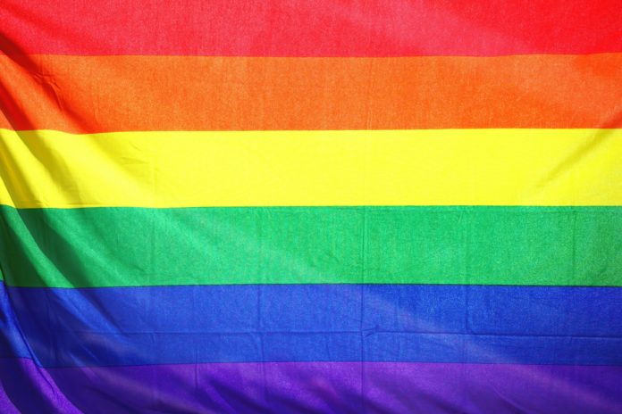 Il Governo ordina lo stop alla registrazione dei bambini nati in famiglie omogenitoriali: è la prima stretta sui diritti civili contro la comunità Lgbtq+.