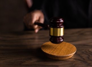 Un ex poliziotto ha intentato una causa contro Netflix sostenendo che la docuserie true crime “Making a Murderer” lo accusi falsamente di corruzione.