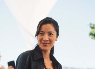 Michelle Yeoh ha fatto la storia degli Oscar diventando la prima donna asiatica a vincere il premio come Migliore attrice protagonista.
