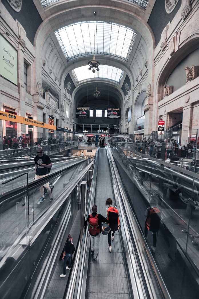 Nei pressi della stazione Centrale di Milano sei persone sono state ferite da un rapinatore ubriaco, una è in gravi condizioni ma fuori pericolo di vita.