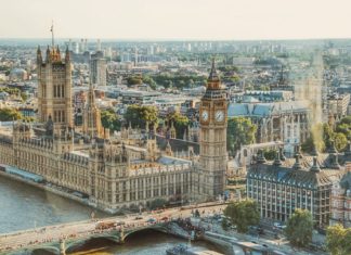 Bufera di polemiche sulla BBC dopo la sospensione del presentatore Gary Lineker per un tweet di critica alle nuove politiche del governo sull'immigrazione.